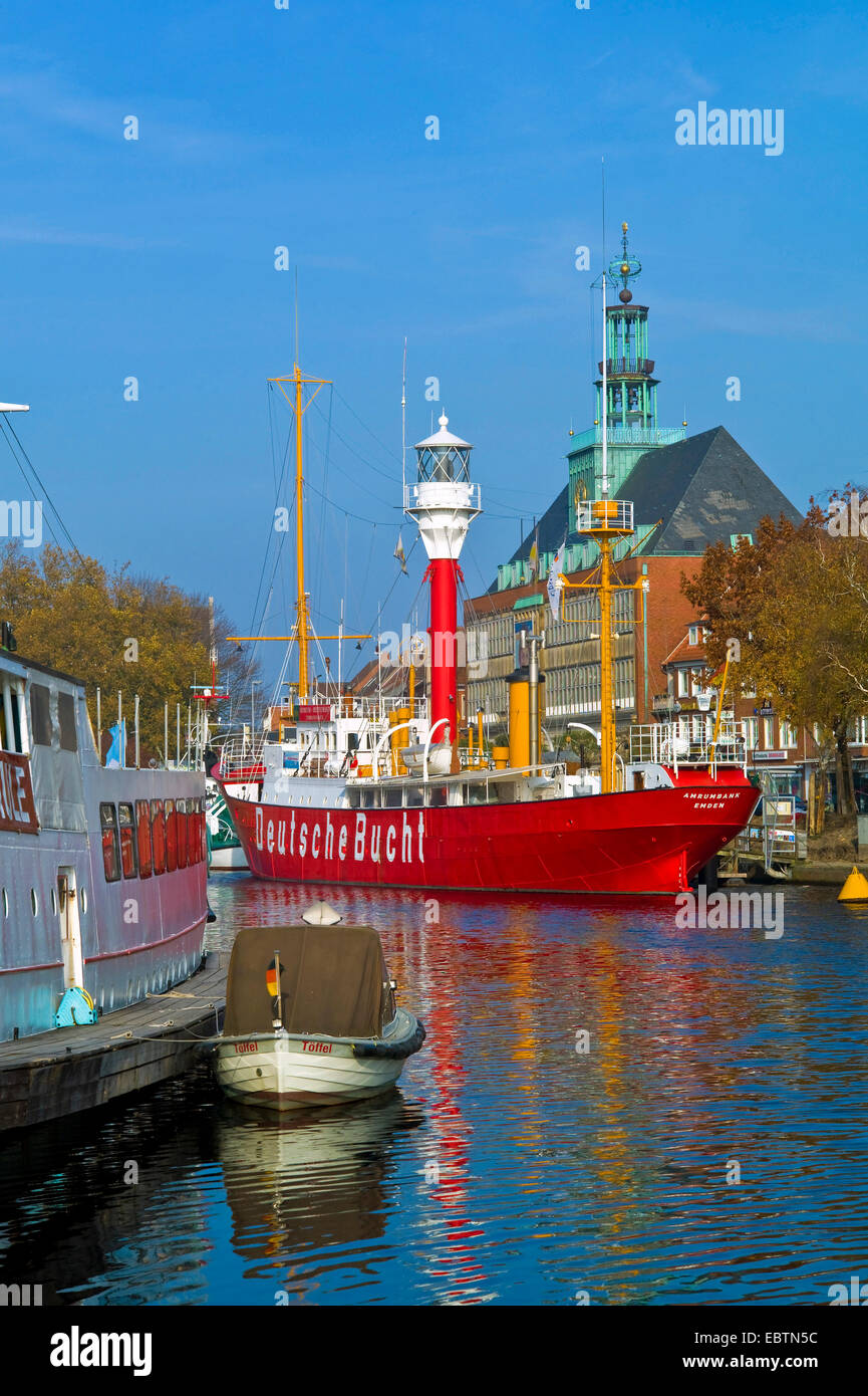 Feuerschiff im Hafen, Rathaus im Hintergrund, Deutschland, Niedersachsen, Emden Stockfoto