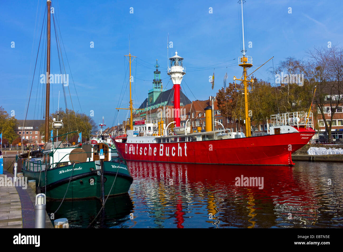 Feuerschiff im Hafen, Rathaus im Hintergrund, Deutschland, Niedersachsen, Emden Stockfoto