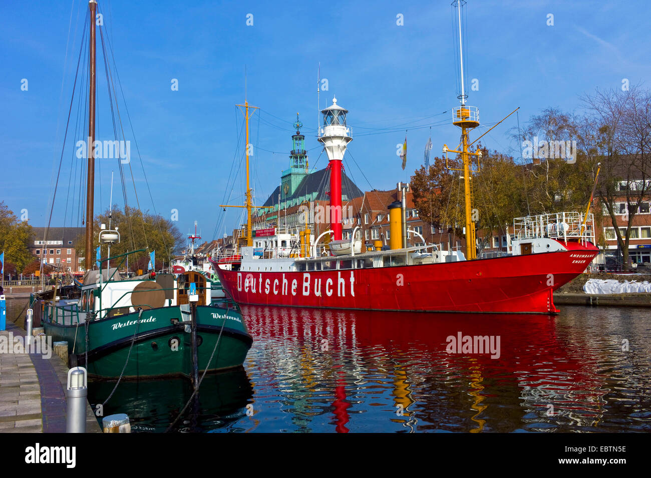 Feuerschiff im Hafen, Rathaus im Hintergrund, Deutschland, Niedersachsen, Emden Stockfoto