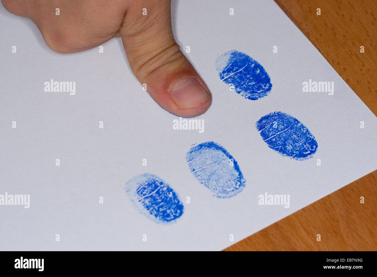 Fingerabdruck mit Tinte aus einem Stam Pad fixiert Stockfoto
