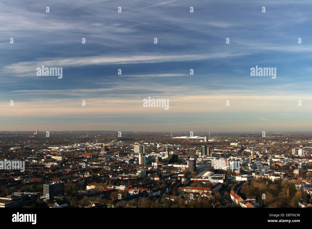 Stadt Dortmund unter Zirruswolken, Dortmund, Ruhrgebiet, Nordrhein-Westfalen, Deutschland Stockfoto