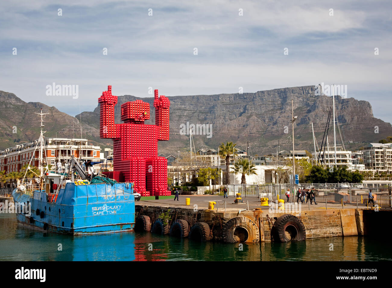 Blick auf den Hafen mit übergroßen Coca Cola Statue, Südafrika, Western Cape, V&A Waterfront, Kapstadt Stockfoto