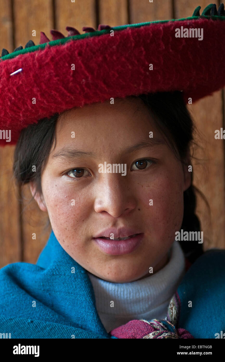 junge Frau in traditioneller Kleidung bei der lokalen Werkstatt, Peru, Chincheros Stockfoto