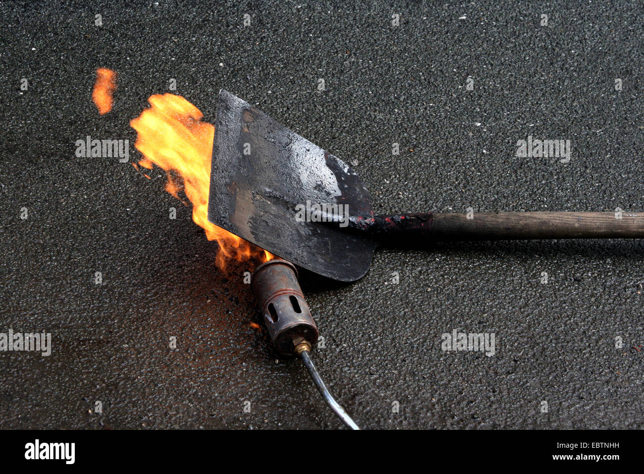 Heizung einen Eimer mit Bitumen, Deutschland, Nordrhein-Westfalen Stockfoto