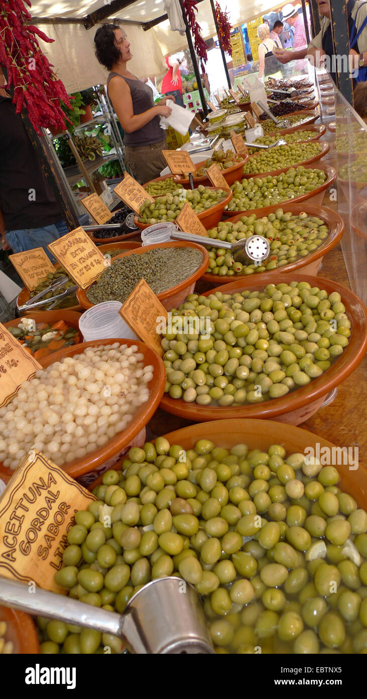 Oliven auf einem Markt, Alcudia, Mallorca, Balearen, Spanien Stockfoto