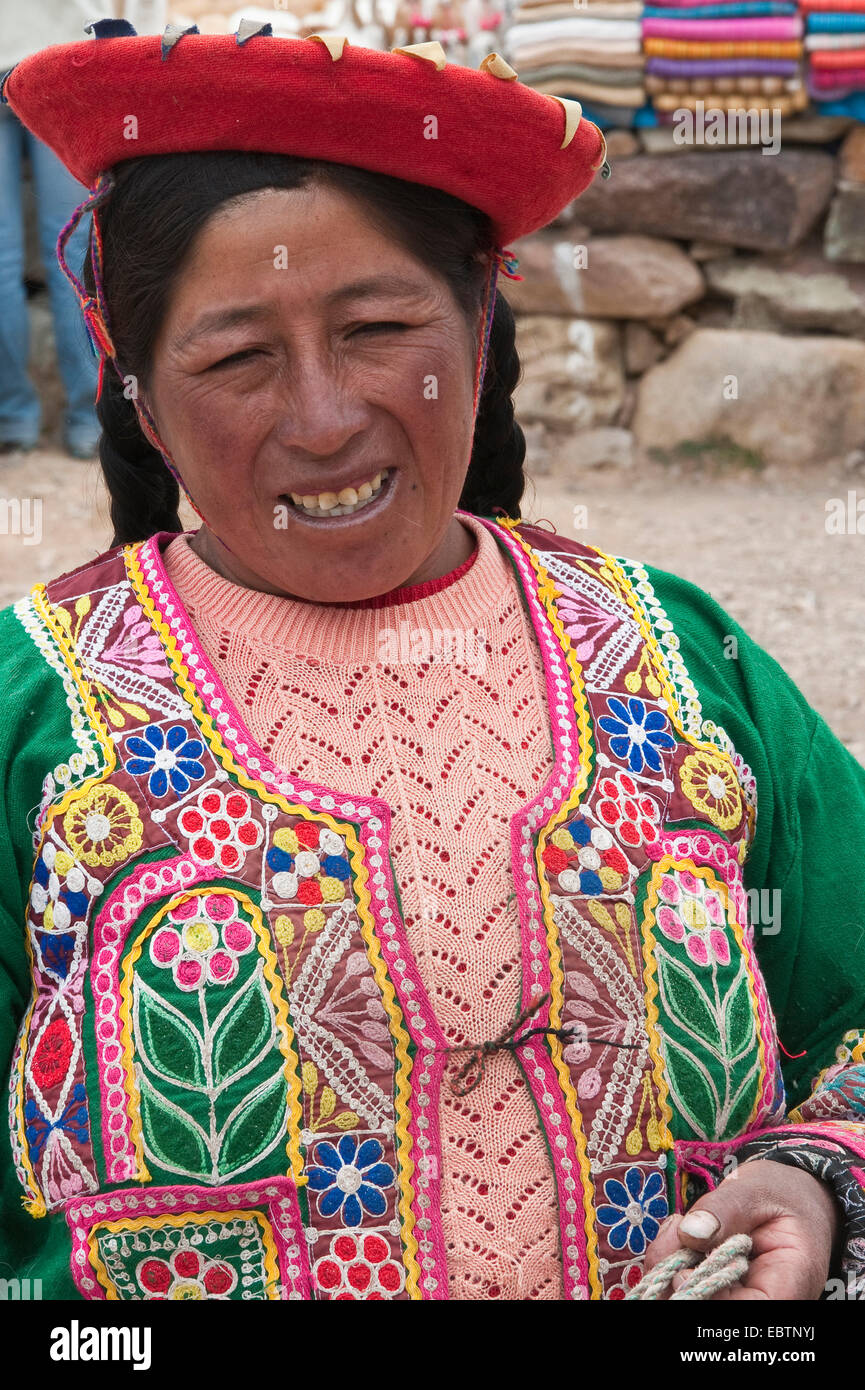 Traditionell gekleidete Inderin Puno Les desea Feliz Viaje Pass, Peru, Feliz Viaje Stockfoto