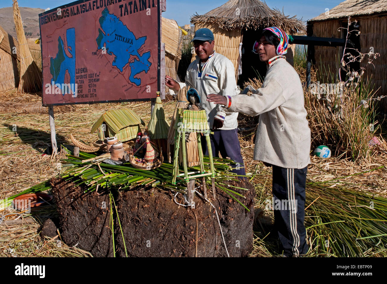 Quechua oder Uros Indianer auf einem 42 schwimmenden Inseln auf dem Titicacasee genannt "Uros Inseln", selbst aus Totora-Schilf, Titicacasee, Peru, Uros Insel gebaut Stockfoto