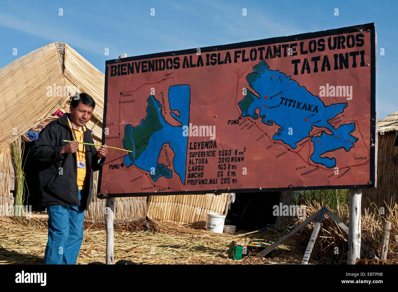 Touristen auf einem Hinweisschild auf einem 42 schwimmenden Inseln auf dem Titicacasee genannt "Uros Inseln", selbst aus Totora-Schilf, Titicacasee, Peru, Uros Insel gebaut Stockfoto