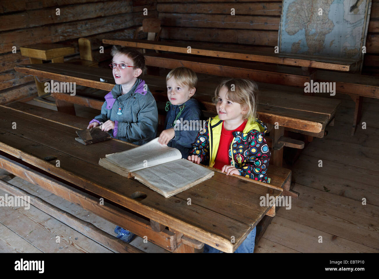 Kinder sitzen in einem alten Klassenzimmer ein open-air-Museum, Norwegen, mehr Og Romsdal, Sunnmore Museu Alesund Stockfoto