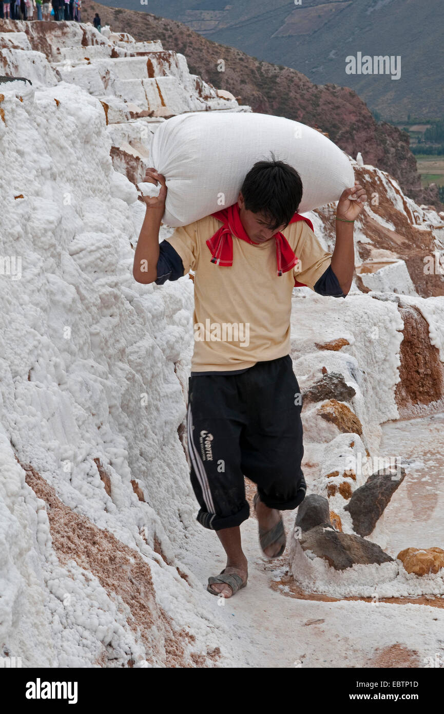 Arbeiter schleppen Salz bei Salt Pfannen Salinas De Maras, Peru, Maras Stockfoto