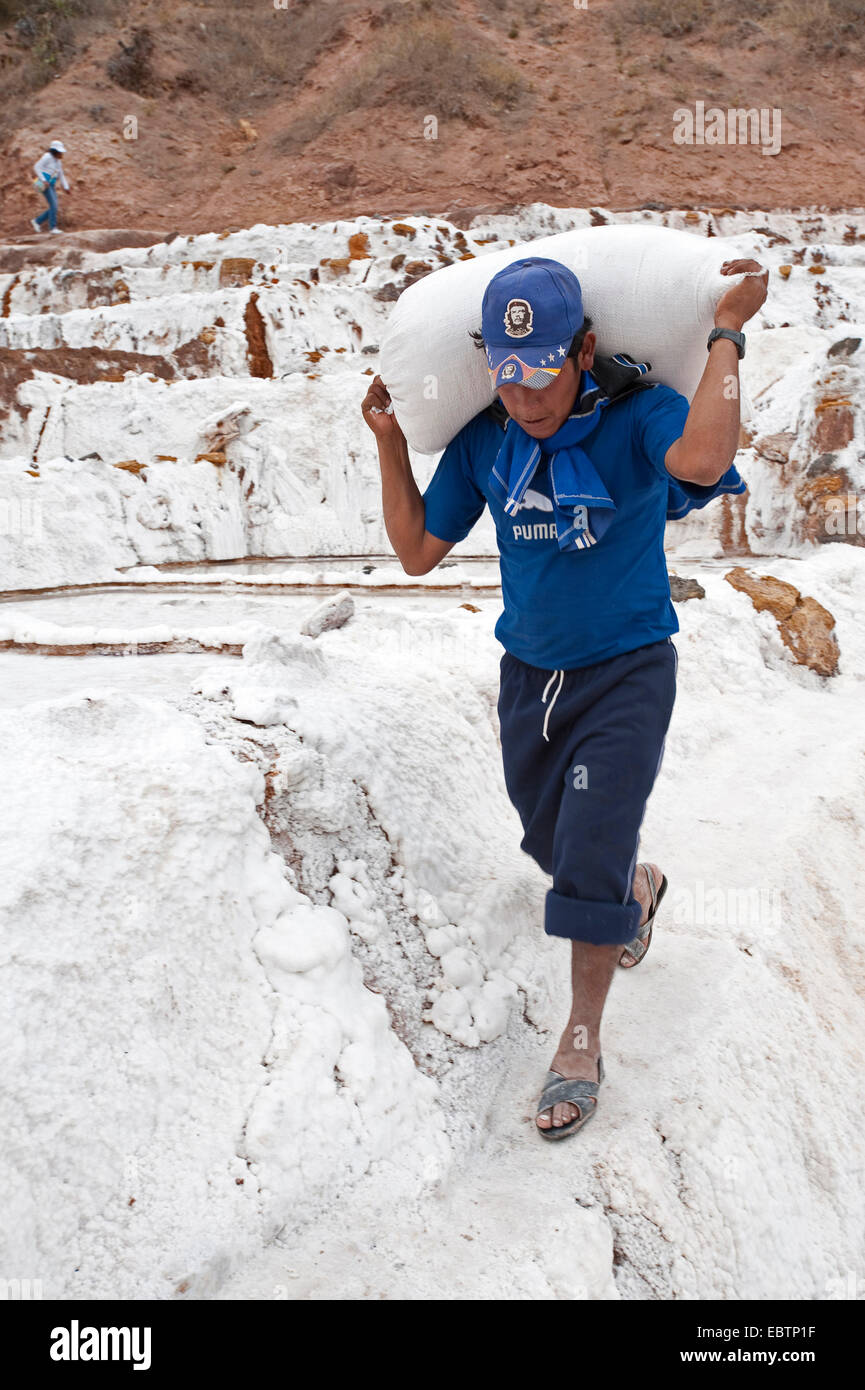 Arbeiter schleppen Salz bei Salt Pfannen Salinas De Maras, Peru, Maras Stockfoto