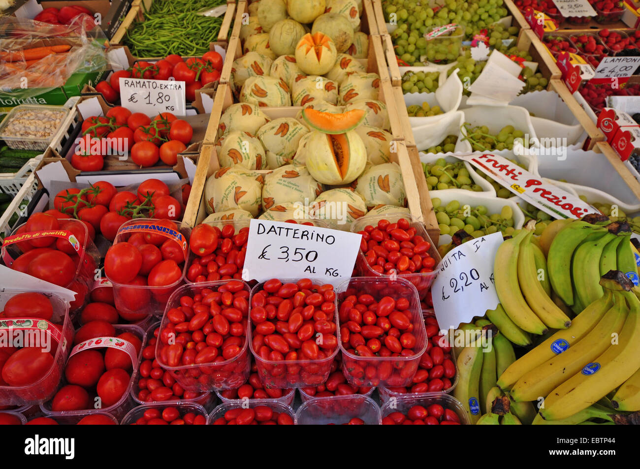 Marktstand am Gardasee, Italien, Lombardei Stockfoto