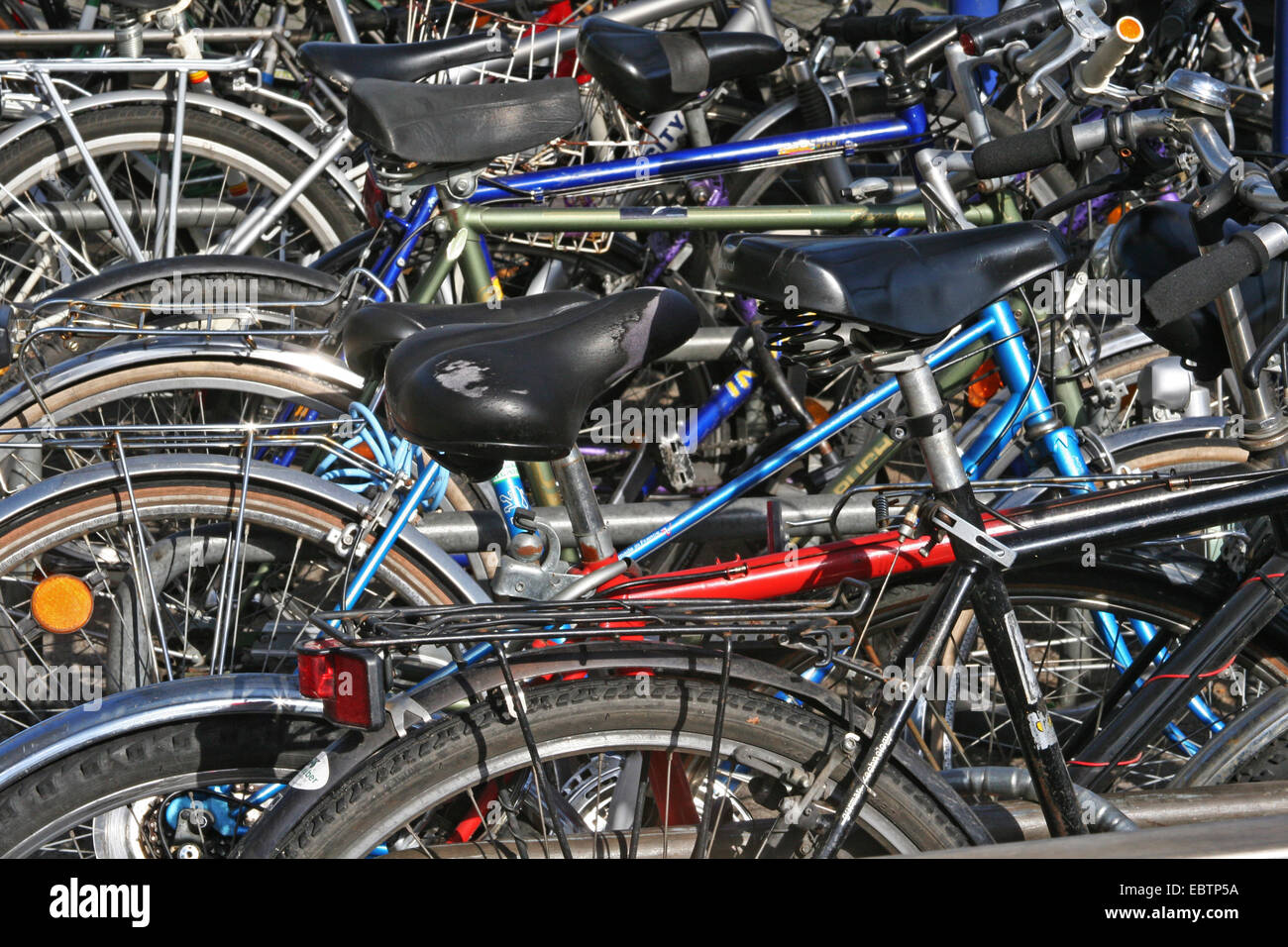 Fahrrad-Parkplatz am Hauptbahnhof in Essen, Deutschland, Nordrhein-Westfalen Stockfoto