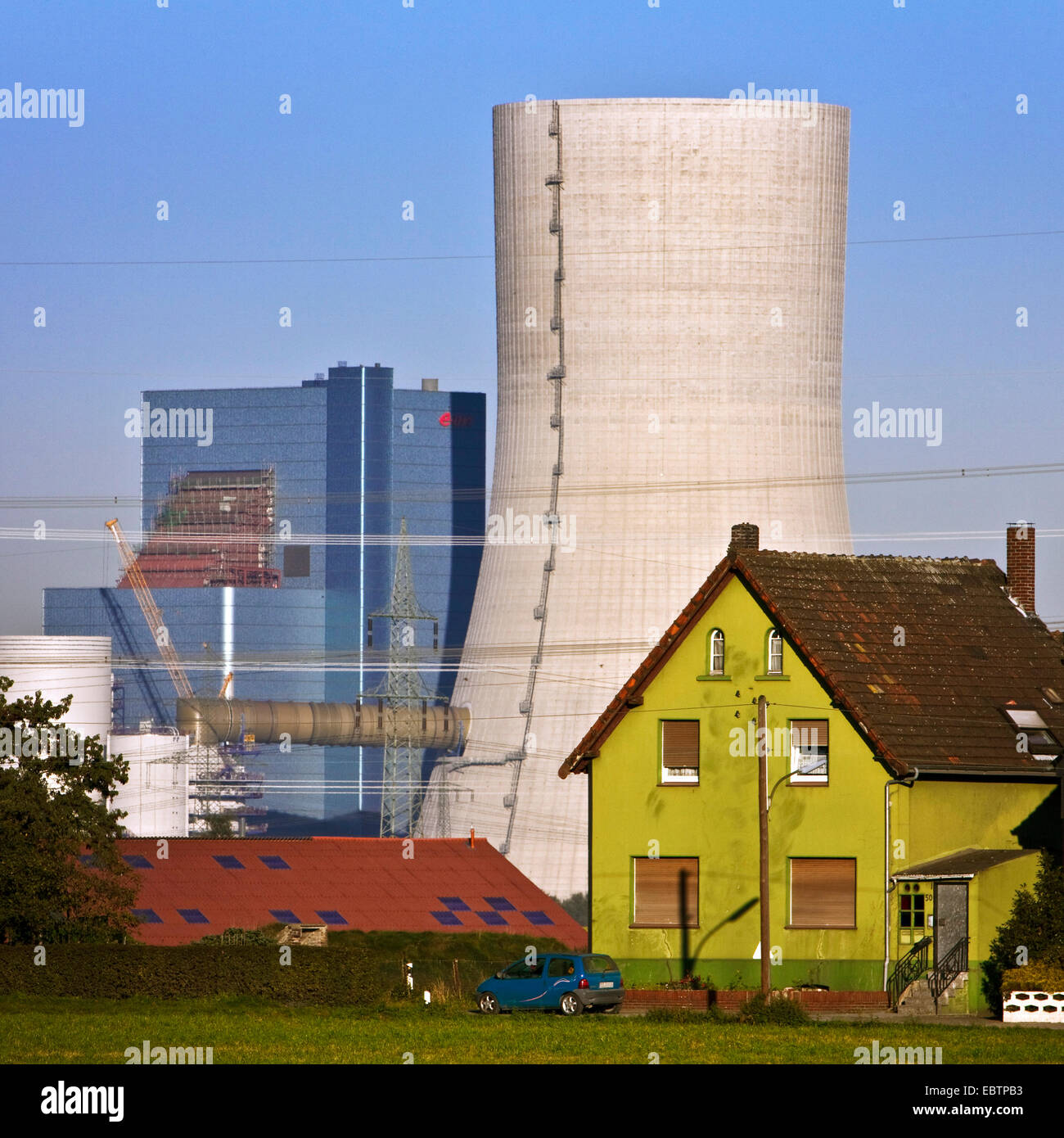 Wohngebäude vor Kraftwerk Datteln 4, Deutschland, Nordrhein-Westfalen, Ruhrgebiet, Datteln Stockfoto