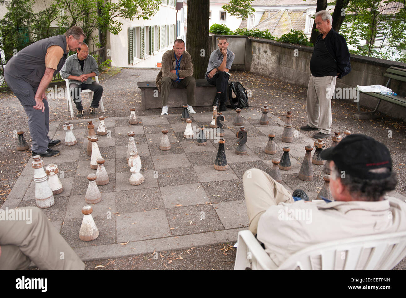 Männer spielen Schach in der alten Stadt, Schweiz, Zürich Stockfotografie -  Alamy
