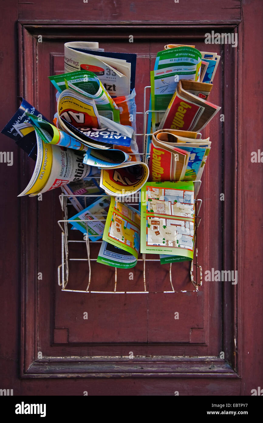 Zeitschriften und Broschüren an einer Tür Stockfoto