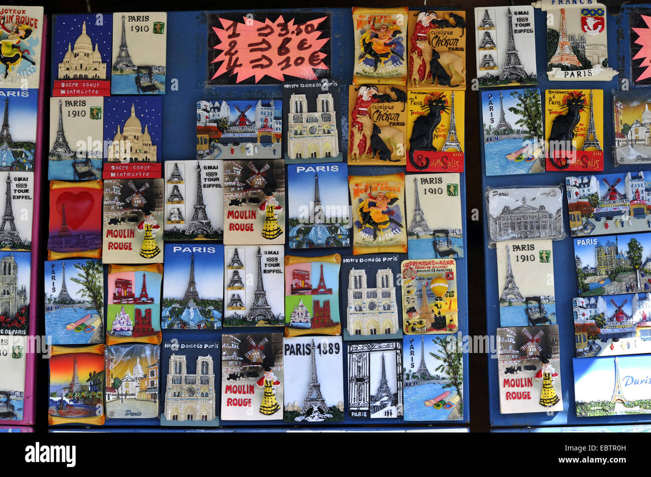 Sammlung von nostalgischen Postkarten an einem Stand, Souvenir, Frankreich, Paris Stockfoto
