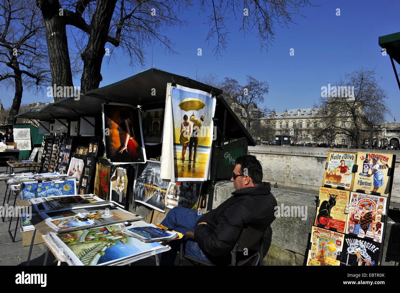 Verkaufsstand für Kunst Drucke und andere Souvenirs am Ufer der Seine in der Nähe von Cathedrale Notre-Dame de Paris, Paris, Frankreich, Ile De La Cit Stockfoto