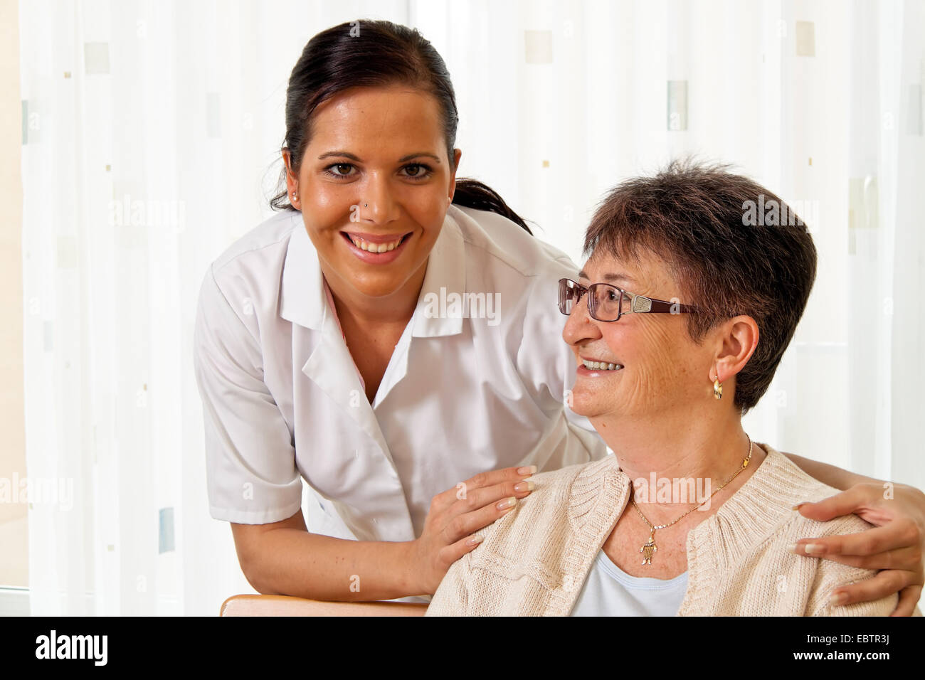Krankenschwester für ältere Menschen ist die Sorge um eine ältere Frau Stockfoto