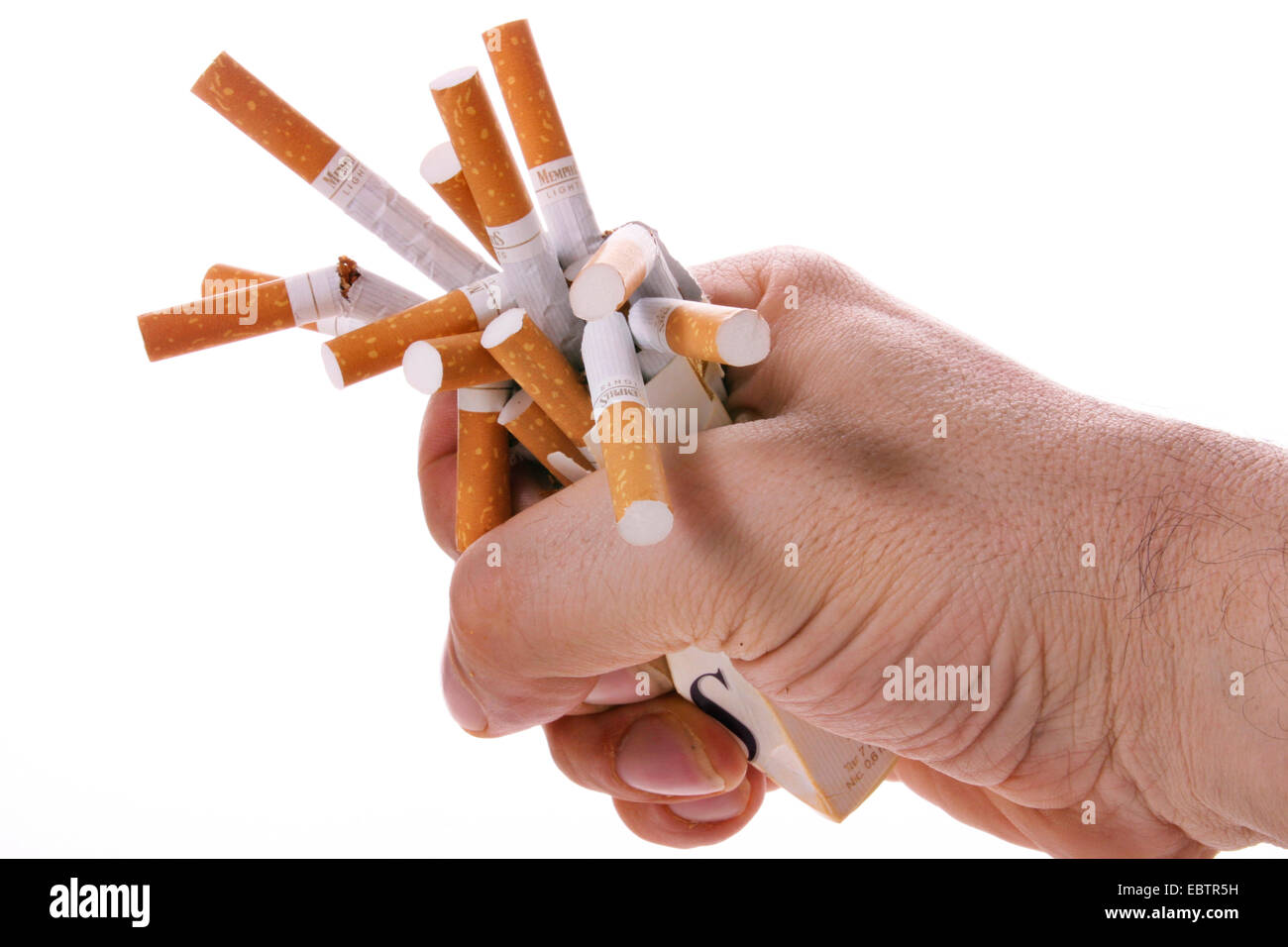 die Hand eines Mannes mit zerknittert auf Zigaretten Stockfoto