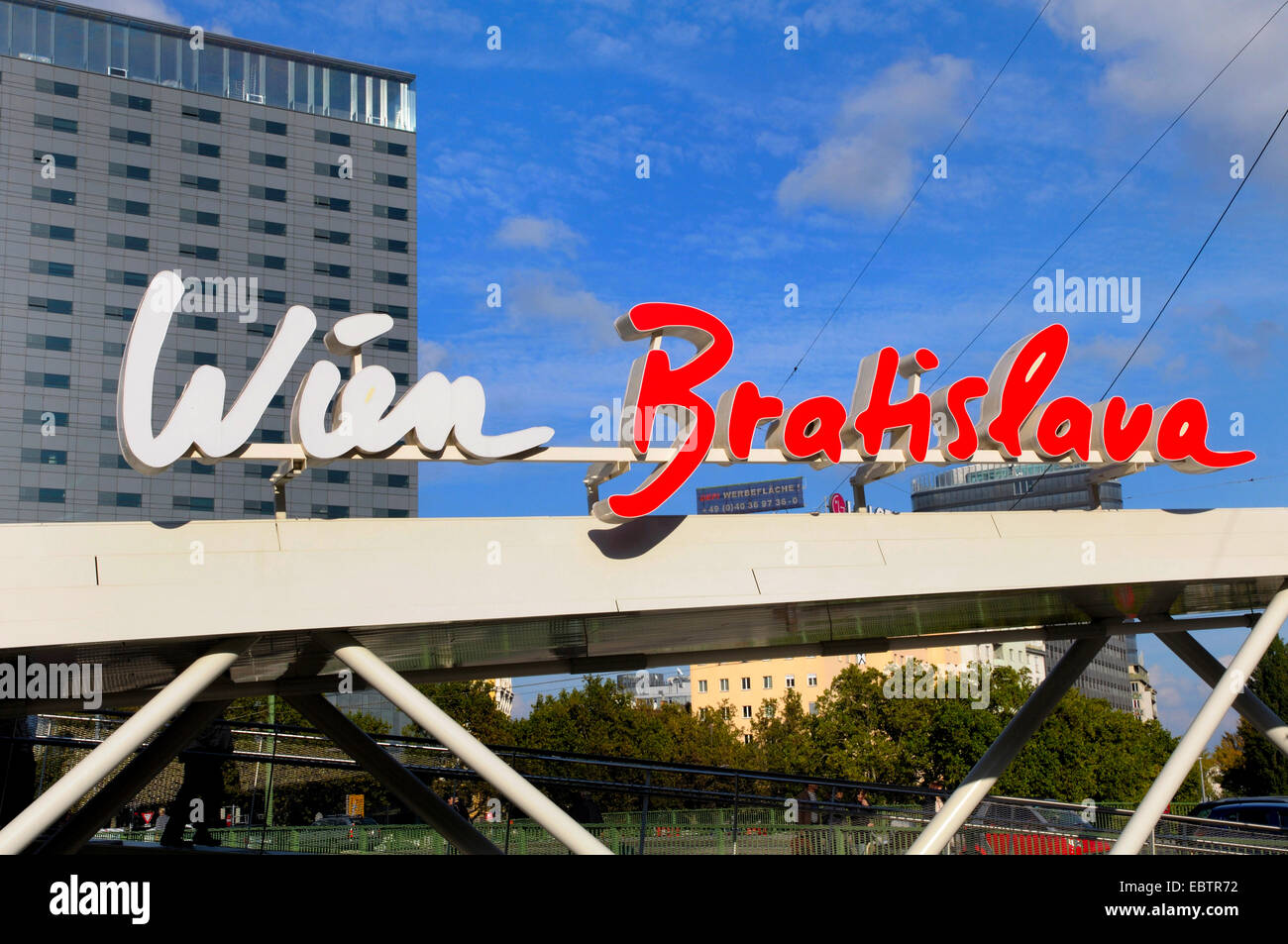 Bratislava-Logo an der Pier an der Vienna City Schwedenplatz, Österreich, Wien Stockfoto