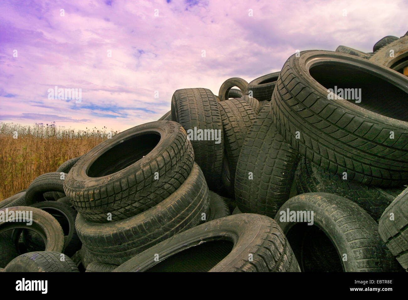 alte Reifen auf einer Müll-depot Stockfoto