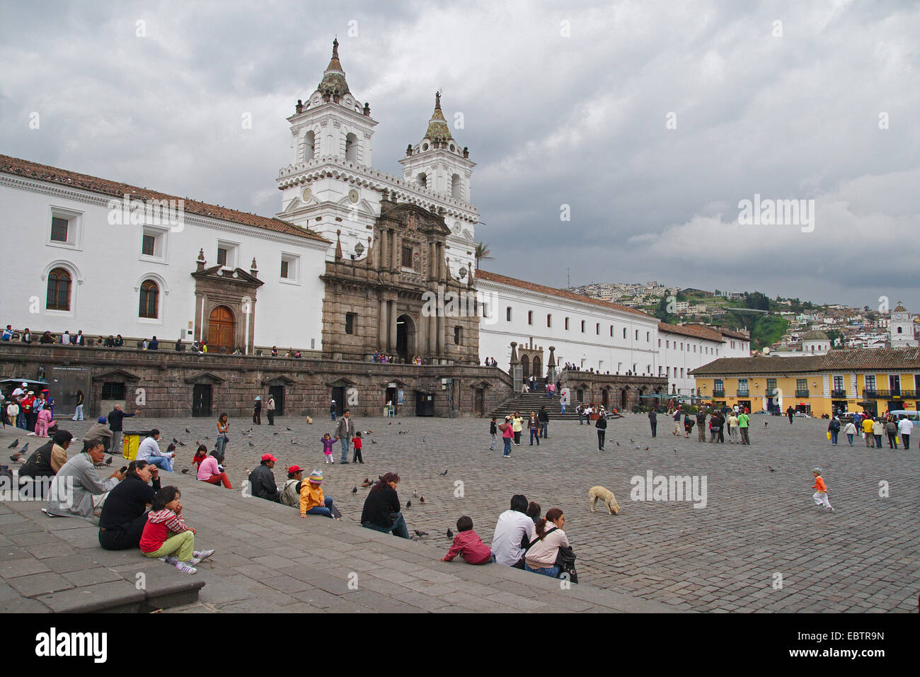 Menschen auf dem Platz vor der Kirche von San Francisco ab 1535 bebaut, Ecuador, San Francisco de Quito Stockfoto
