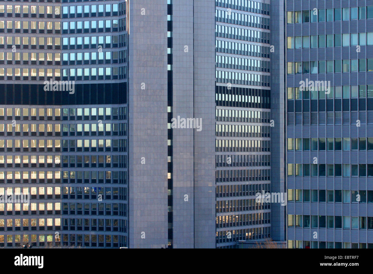 Fassaden der mehrstöckigen Gebäude in der Stadt Essen, Deutschland, Nordrhein-Westfalen, Ruhrgebiet, Essen Stockfoto