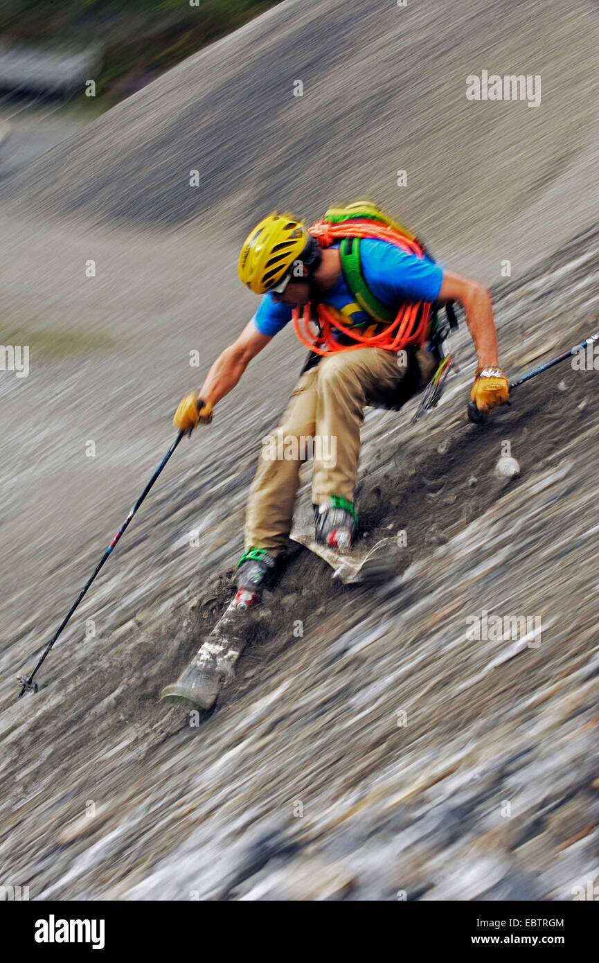 Freeride-Skifahrer auf felsigen Hang bergab Stockfoto
