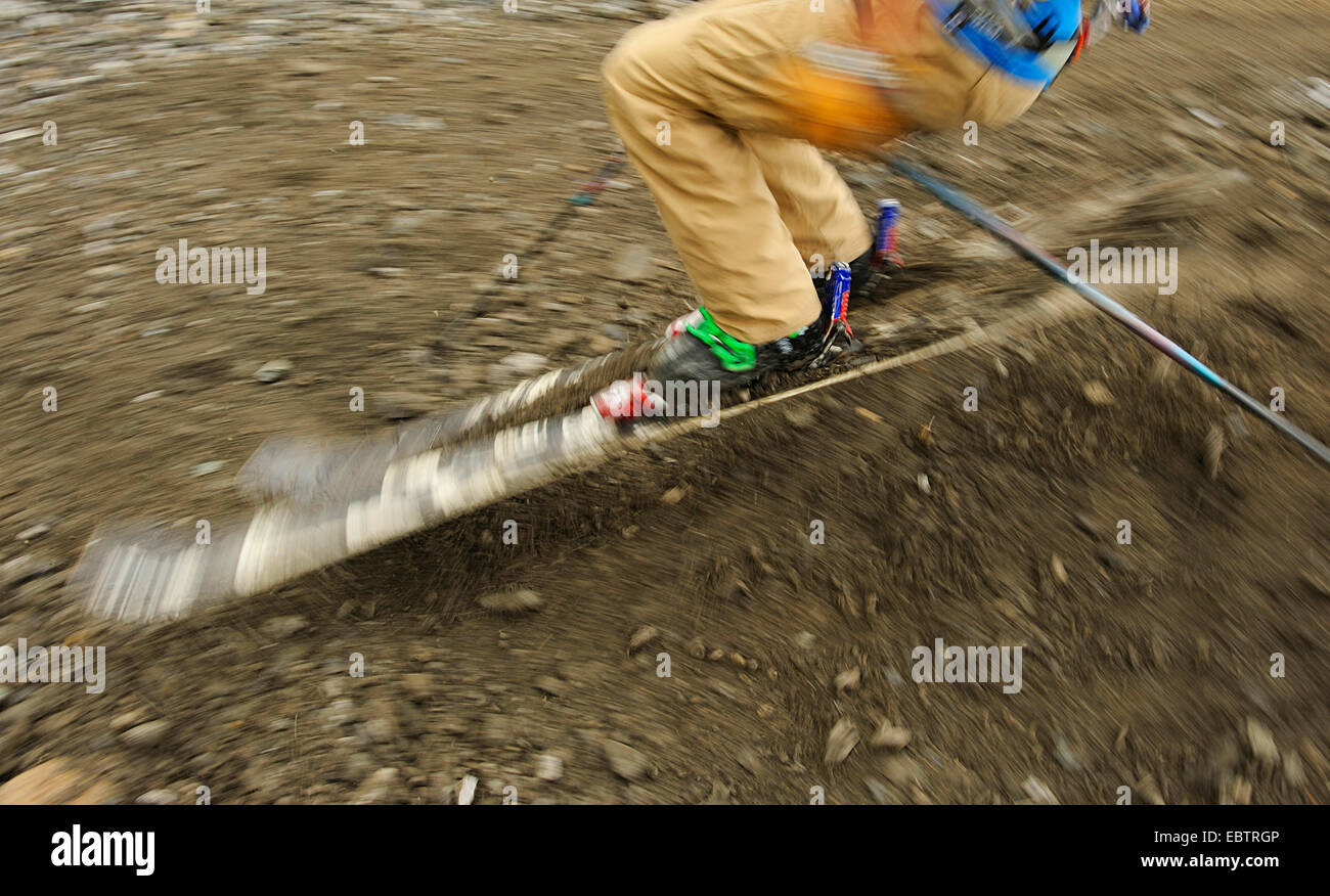 Freeride-Skifahrer auf felsigen Hang bergab Stockfoto