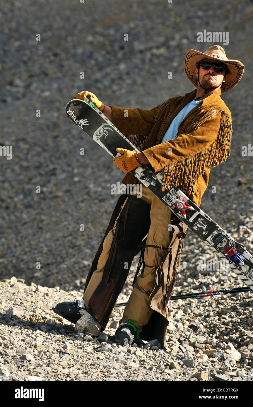 Freeride-Skifahrer als Cowboy verkleidet Stockfoto