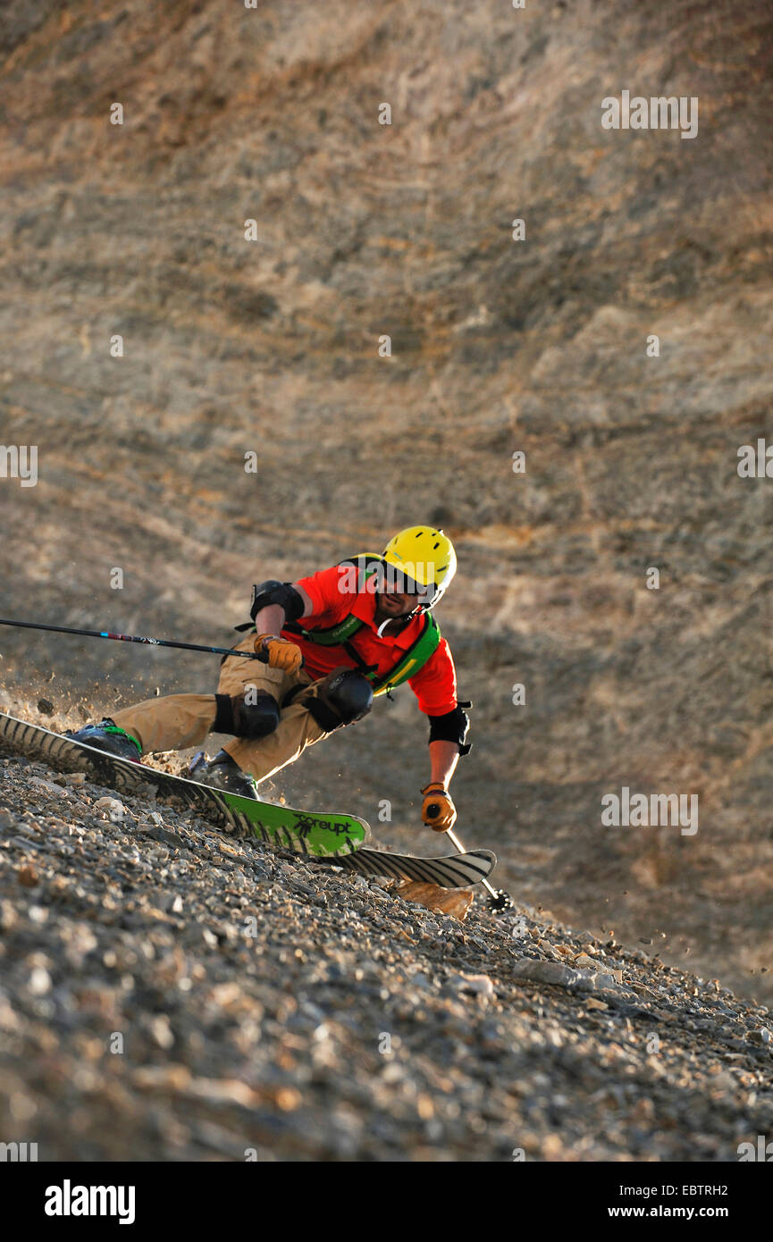 Freeride-Skifahrer auf Schotter Piste bergab Stockfoto