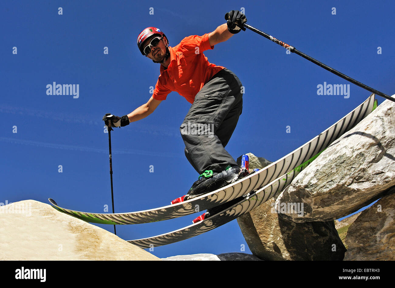 Freeride-Skifahrer stehen auf Felsen Stockfoto