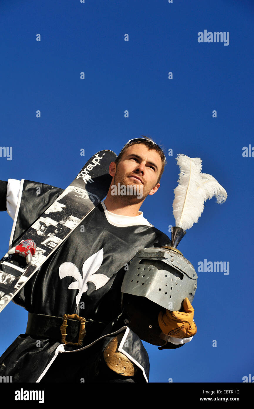 Freeride-Skifahrer verkleidet als Ritter Stockfoto