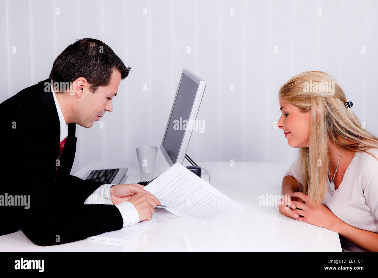 Mann eine Frau in einem Büro im Gespräch Stockfoto