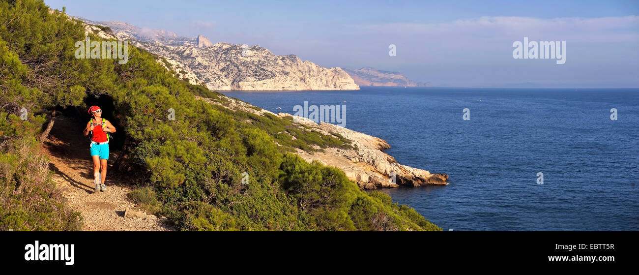 weibliche Wanderer zu Fuß auf Fußweg entlang der felsigen Küste, Frankreich, Provence, Marseille Cassis La Ciotat Calanques Nationalpark Stockfoto