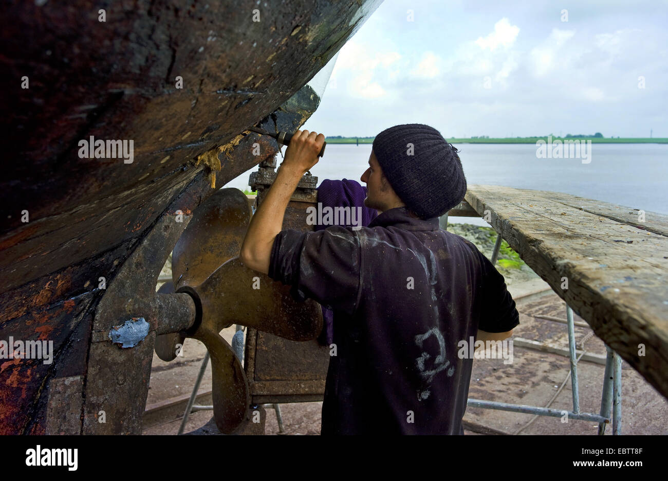 Trawler in Reparatur in der Bueltjer Werft, Deutschland, Niedersachsen, Ditzum Stockfoto