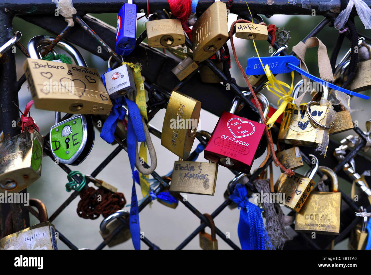 Liebesschlösser am Geländer des Pont de L'Archeveche, Frankreich, Paris Stockfoto