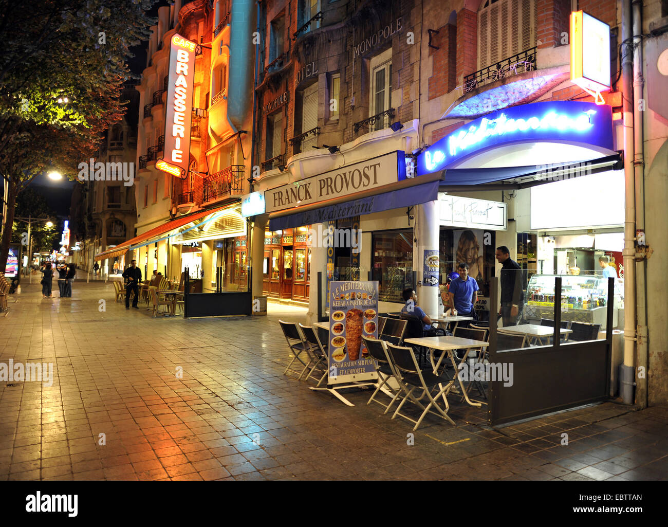 Fast Food-Restaurants im Zentrum der Stadt in der Nacht, Reims, Frankreich, Champagne-Ardenne Stockfoto