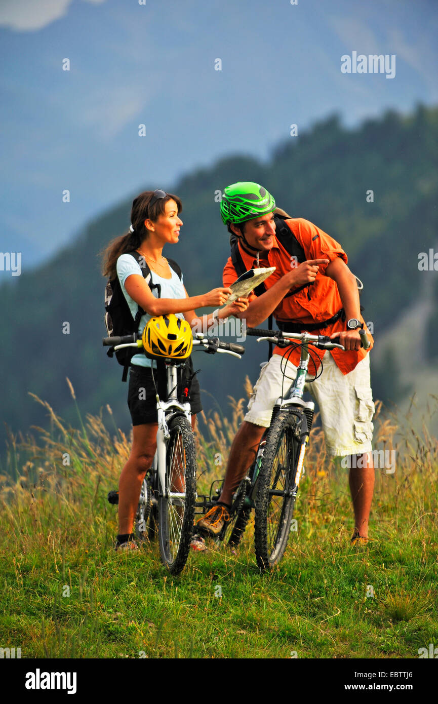 zwei Mountainbiker in den Alpen auf der Suche nach dem richtigen Weg, Savoie, Frankreich, Nationalpark Vanoise, La Plagne Stockfoto