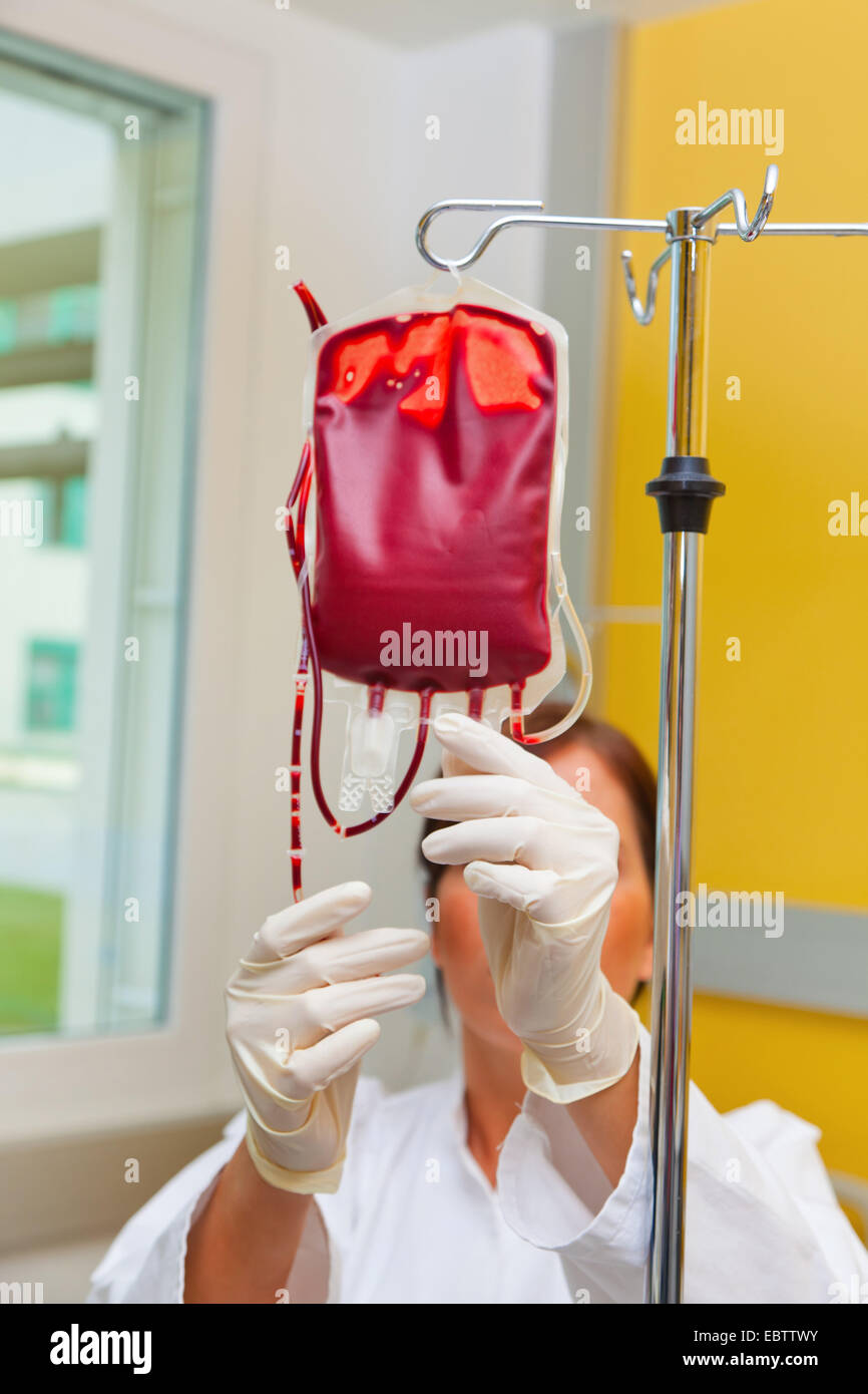 Krankenschwester im Krankenhaus mit Blutkonserven. Infusion von Spenderblut Stockfoto