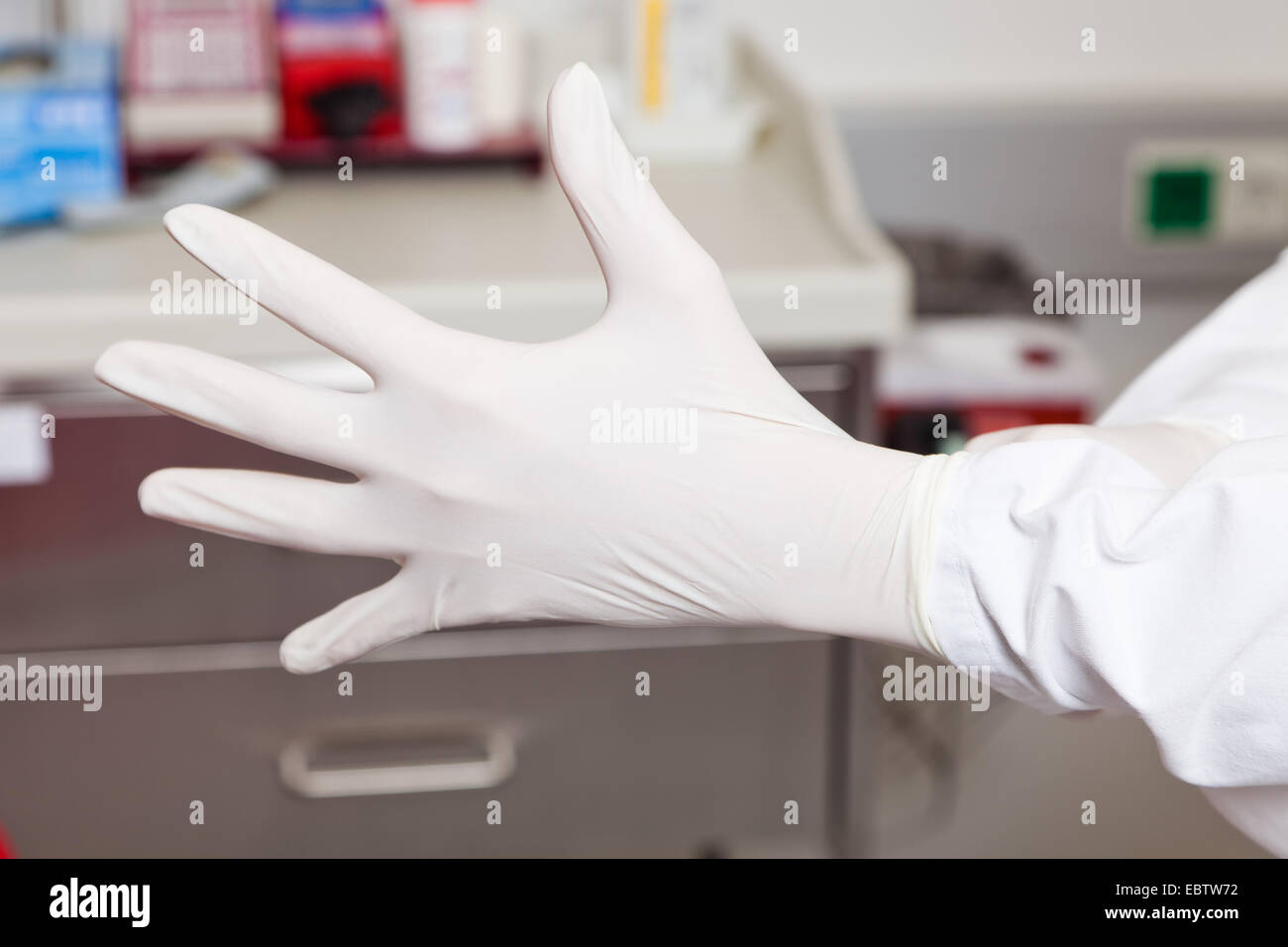 Arzt, Latex-Handschuhe anziehen Stockfoto