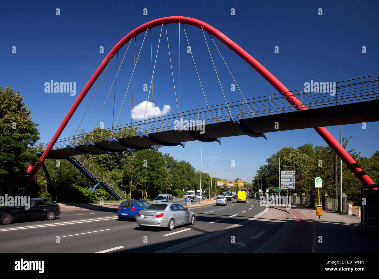 Roter Stahl Bogenbrücke überqueren einer Straße, Oberhausen, Ruhrgebiet, Nordrhein-Westfalen, Deutschland Stockfoto