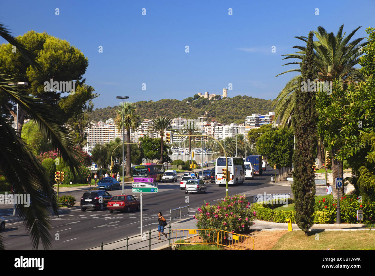 Städtisches Motiv, historische Burg von Bellver im Hintergrund, Spanien, Balearen, Mallorca, Palma Stockfoto