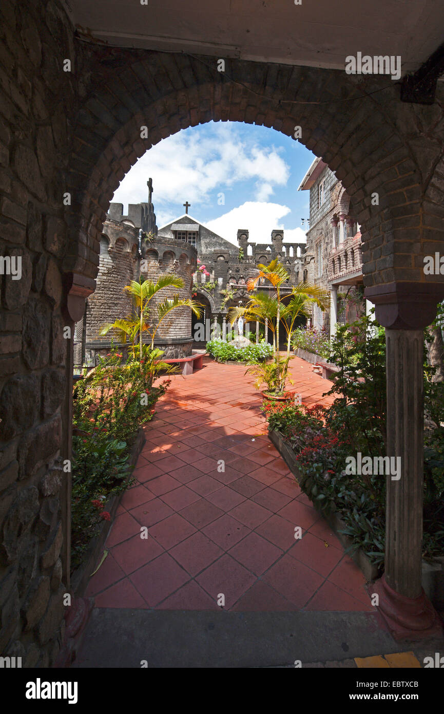 Blick vom Arkaden am Hof des St. Marys Cathedral, Saint Vincent und die Grenadinen, Kingstown Stockfoto