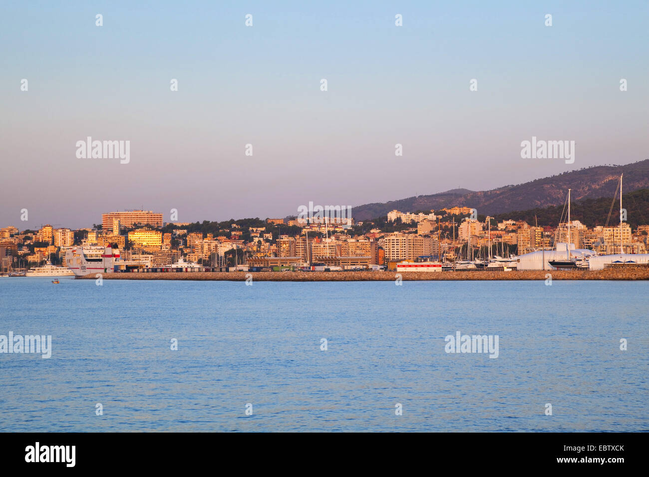 Skyline bei Sonnenaufgang, Spanien, Balearen, Mallorca, Palma Stockfoto