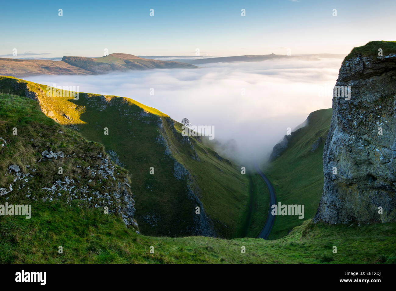 Magische Morgen Nebel und niedrige Wolken in der Hope Valley. Nebel driften Winnats Pass atmosphärische Bedingungen zu schaffen. Stockfoto