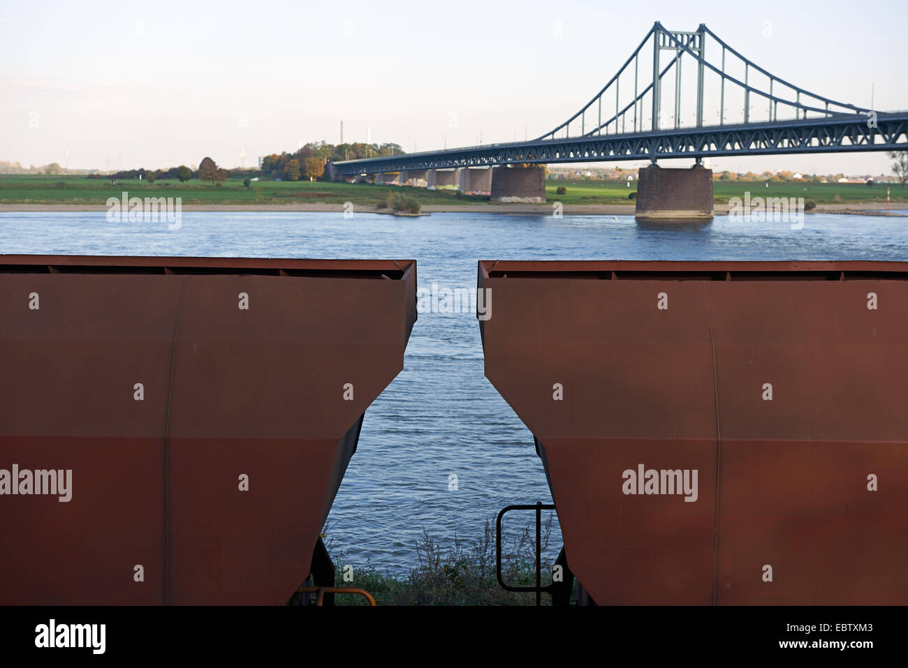 Eisenbahnwaggons am Ufer des Flusses Rhein, Krefeld, Deutschland. Stockfoto