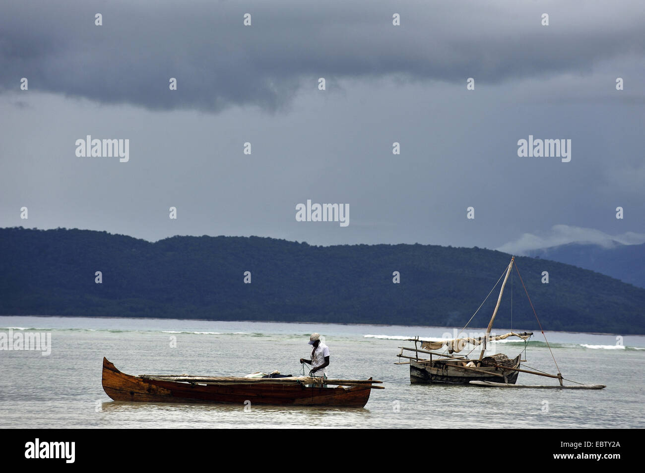 Ausleger-Kanu vor der Küste Madagaskars, Nosy Be Stockfoto