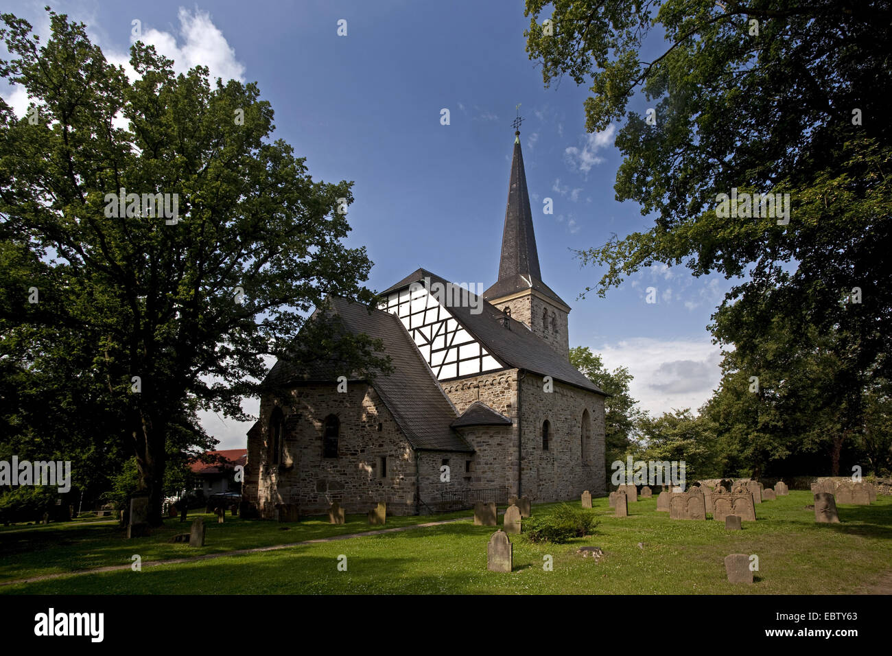 1000 Jahre alte Kirche in Stiepel, Stiepeler Dorfkirche, mit Gräbern im Vordergrund, Bochum, Ruhrgebiet, Nordrhein-Westfalen, Deutschland Stockfoto